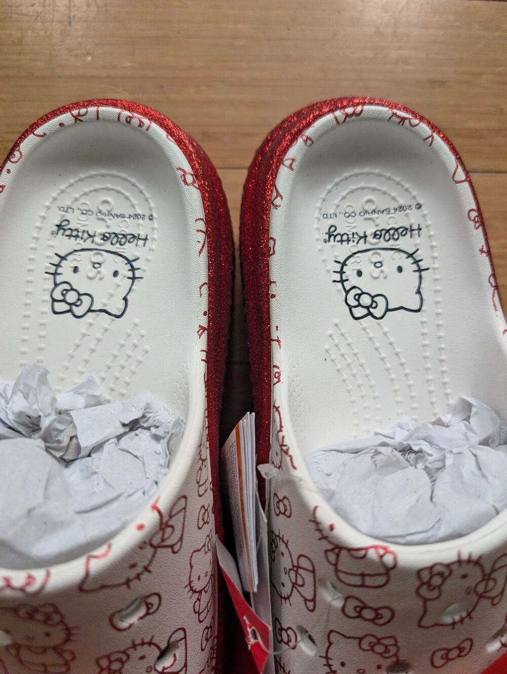 Crocs X Hello Kitty Stomp Slides  Women's 7 Rare 50th Anniversary White Red - Picture 4 of 6